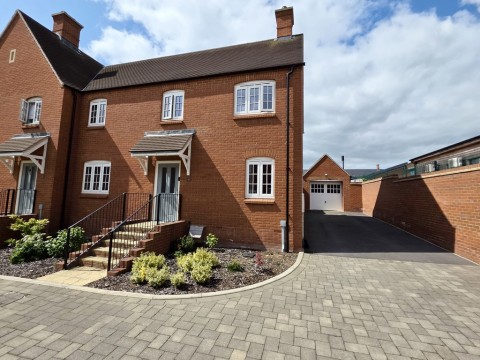View Full Details for Gold Avenue, Brackley, Northants